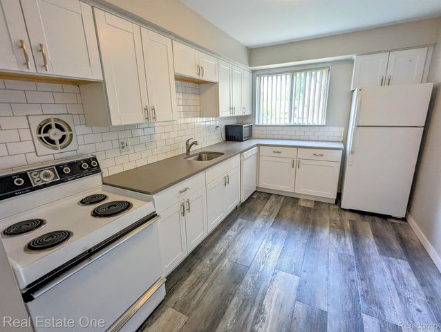 1942 AXTELL Drive 7, Troy, MI 48084