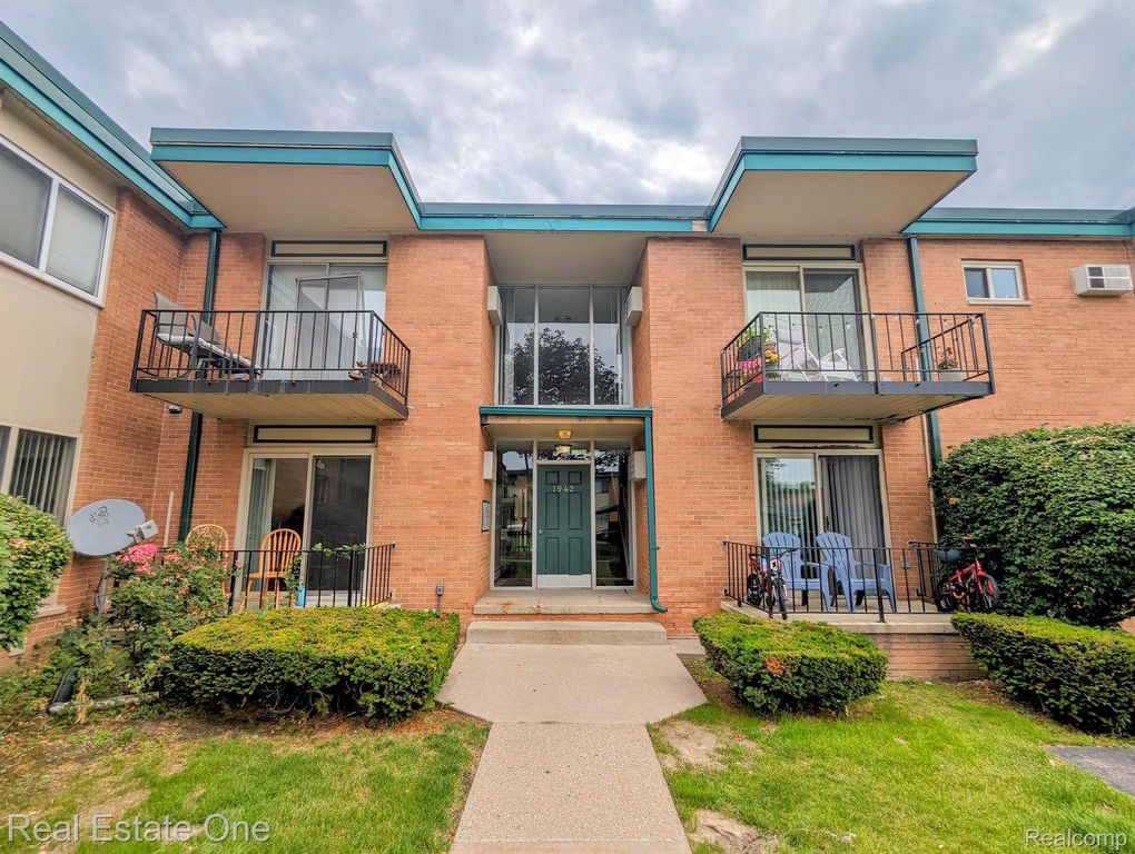 1942 AXTELL Drive 7, Troy, MI 48084
