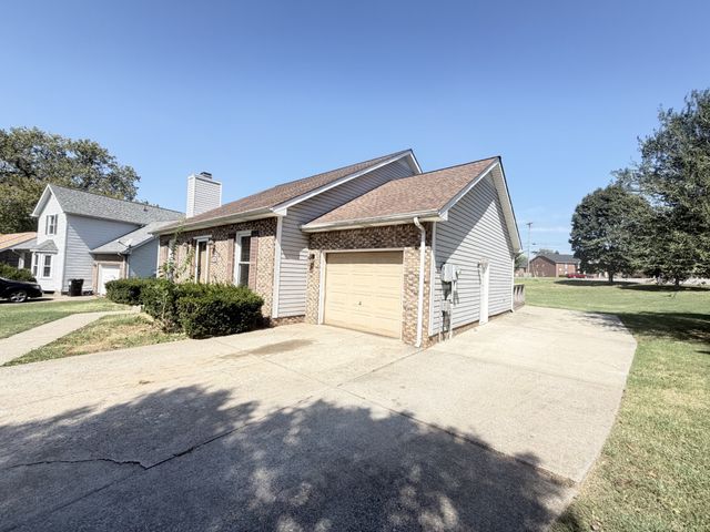 1819 Bourne Cir, Clarksville, TN 37043
