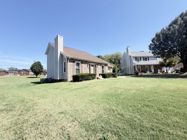 1819 Bourne Cir, Clarksville, TN 37043