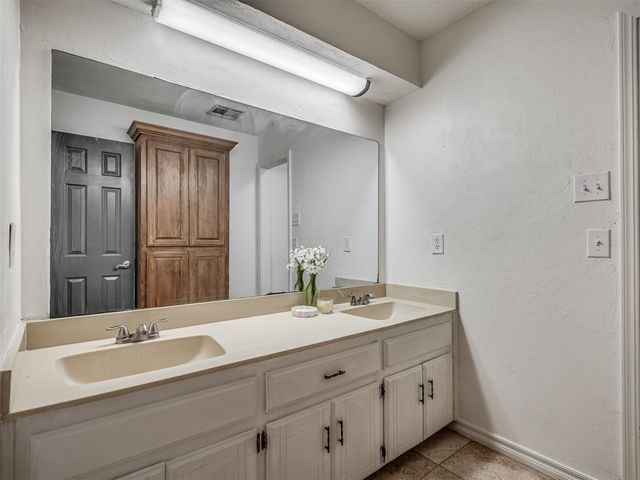 1300 Kelly Park Road, Edmond, OK 73003