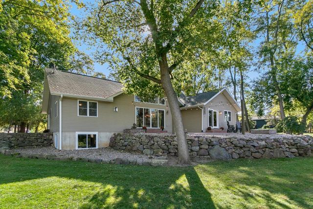 831 Island Court, Baraboo, WI 53913