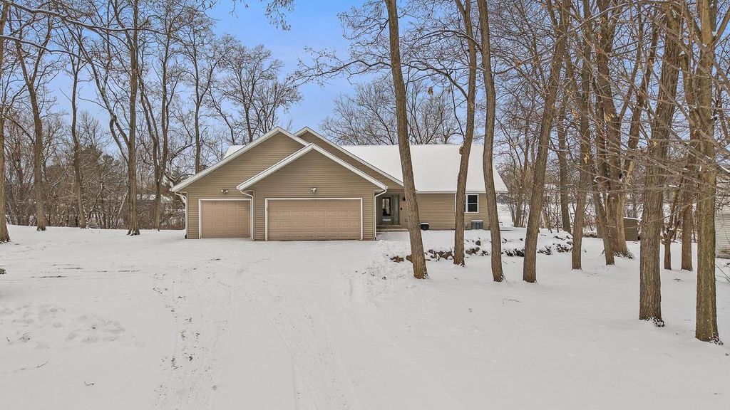 831 Island Court, Baraboo, WI 53913