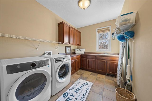 10592 Hawthorn Trail, Woodbury, MN 55129