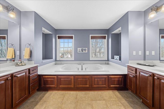 10592 Hawthorn Trail, Woodbury, MN 55129