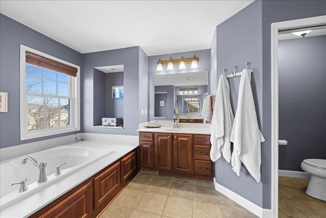 10592 Hawthorn Trail, Woodbury, MN 55129