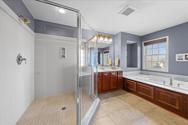 10592 Hawthorn Trail, Woodbury, MN 55129