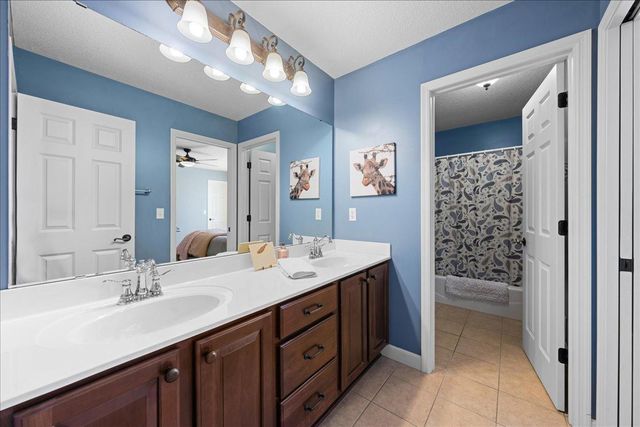 10592 Hawthorn Trail, Woodbury, MN 55129