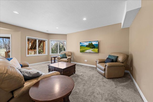 10592 Hawthorn Trail, Woodbury, MN 55129