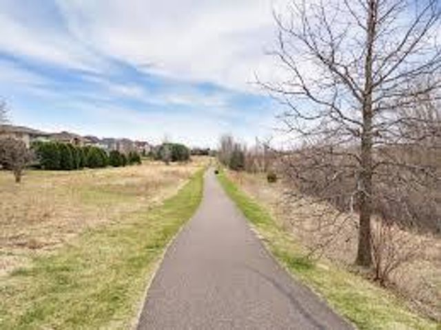 10592 Hawthorn Trail, Woodbury, MN 55129