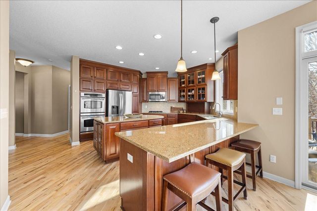 10592 Hawthorn Trail, Woodbury, MN 55129