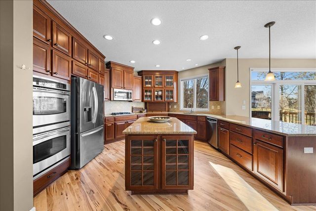 10592 Hawthorn Trail, Woodbury, MN 55129