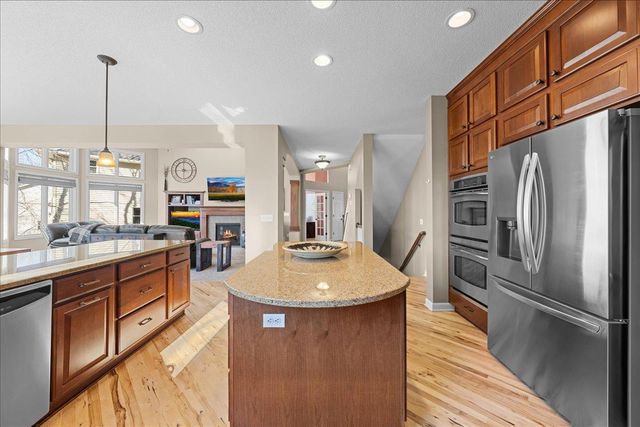 10592 Hawthorn Trail, Woodbury, MN 55129