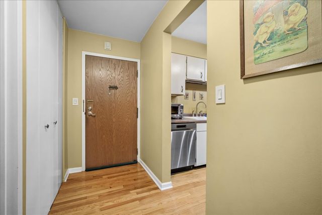 1515 E Central Road 462B, Arlington Heights, IL 60005