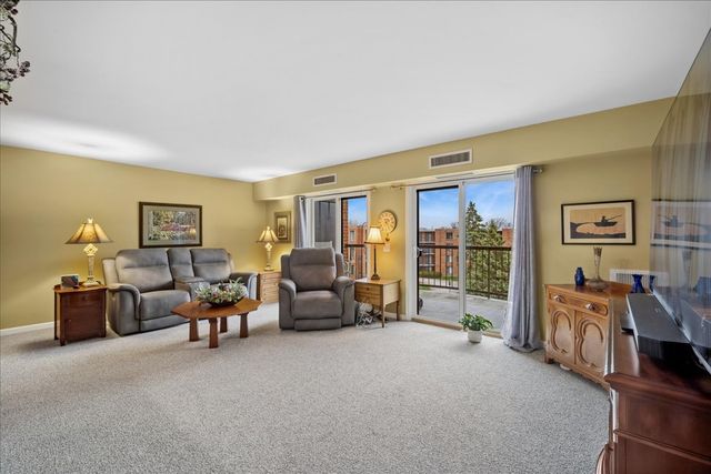 1515 E Central Road 462B, Arlington Heights, IL 60005