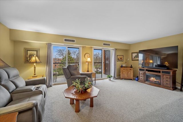 1515 E Central Road 462B, Arlington Heights, IL 60005