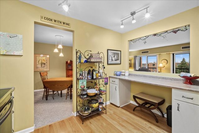 1515 E Central Road 462B, Arlington Heights, IL 60005