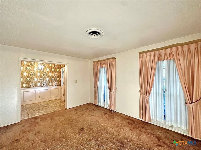 203 Hampshire Street, Victoria, TX 77904
