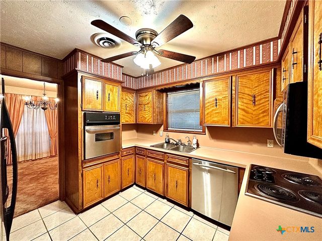 203 Hampshire Street, Victoria, TX 77904