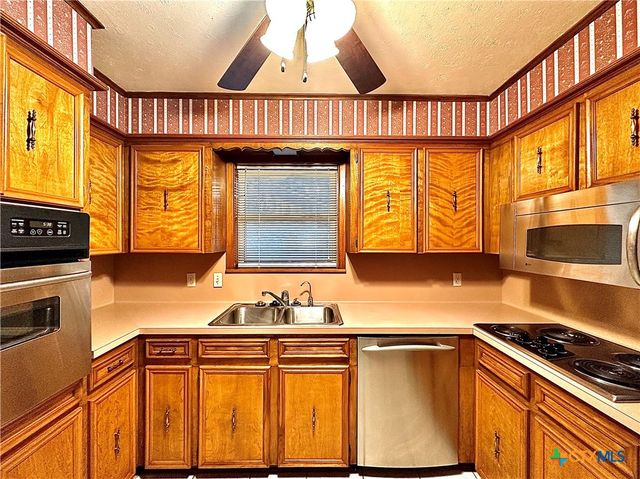 203 Hampshire Street, Victoria, TX 77904