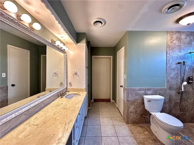 203 Hampshire Street, Victoria, TX 77904