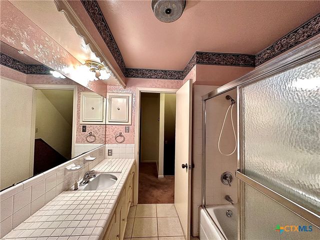 203 Hampshire Street, Victoria, TX 77904