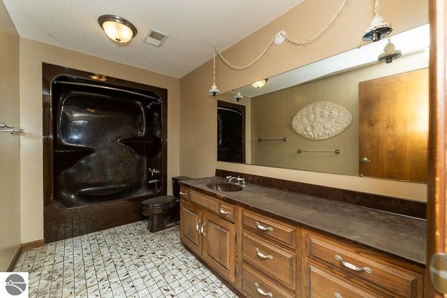 3290 E River, Mt Pleasant, MI 48858