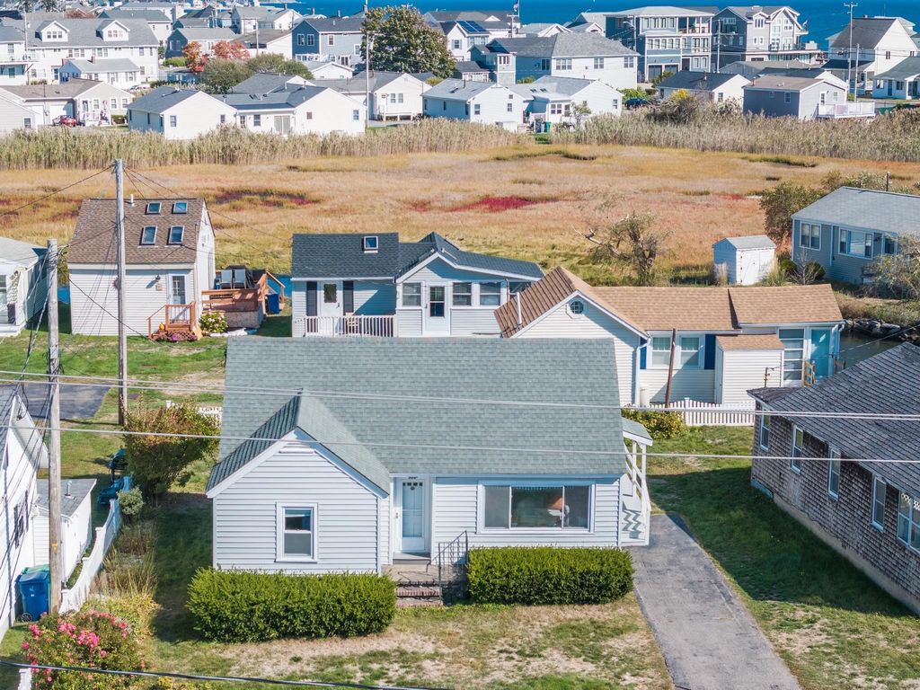 558 Winnacunnet Road, Hampton, NH 03842