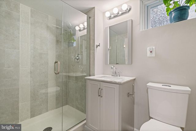 3903 WHISPERING LN, Falls Church, VA 22041