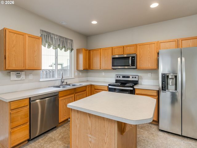 759 Se CAMELLIA Ct, Hillsboro, OR 97123