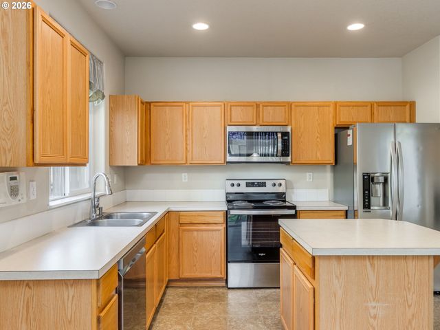 759 Se CAMELLIA Ct, Hillsboro, OR 97123