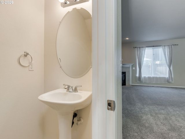 759 Se CAMELLIA Ct, Hillsboro, OR 97123