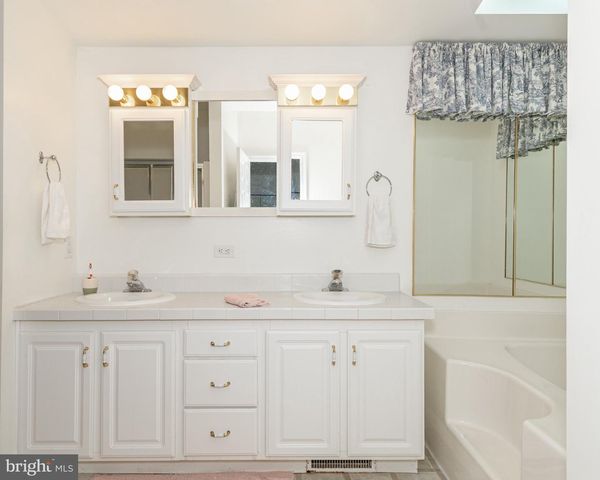 25 KNOLLWOOD DR, Mays Landing, NJ 08330