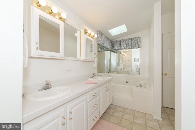 25 KNOLLWOOD DR, Mays Landing, NJ 08330