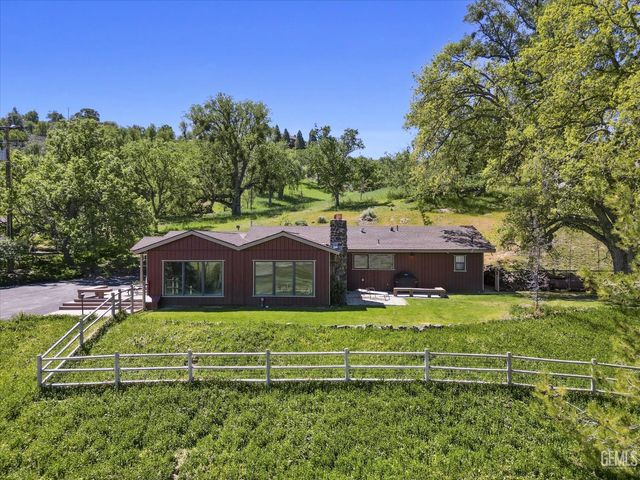 28100 Cumberland Road, Tehachapi, CA 93561