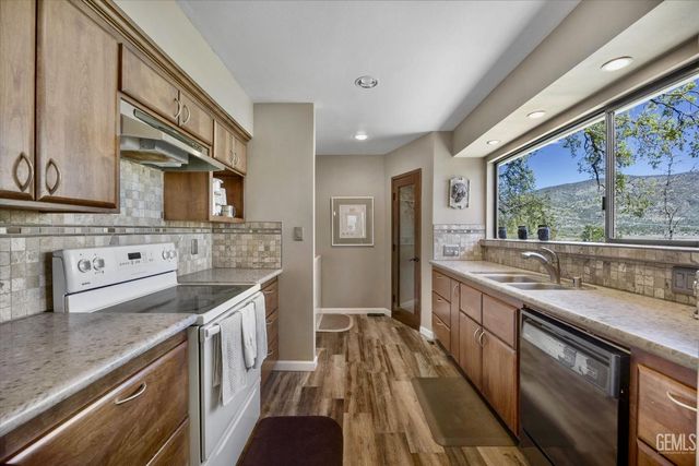28100 Cumberland Road, Tehachapi, CA 93561
