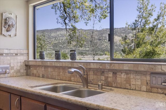 28100 Cumberland Road, Tehachapi, CA 93561