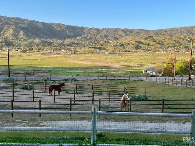 28100 Cumberland Road, Tehachapi, CA 93561