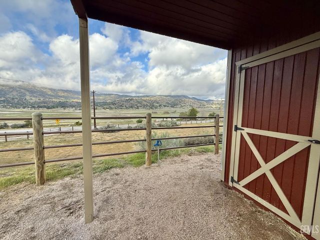 28100 Cumberland Road, Tehachapi, CA 93561