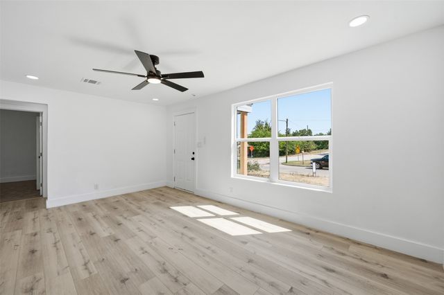 905 E Shaw Street, Fort Worth, TX 76110