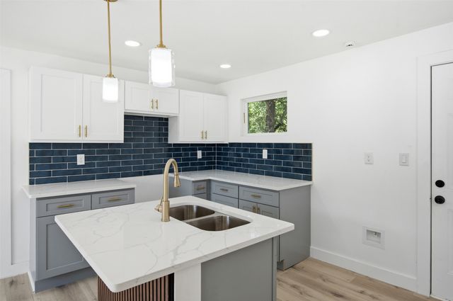 905 E Shaw Street, Fort Worth, TX 76110