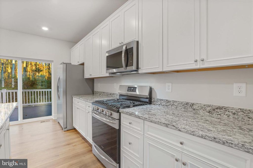 Image 11 of property listing at 252 WATERSTONE RD, Essex, MD 21221