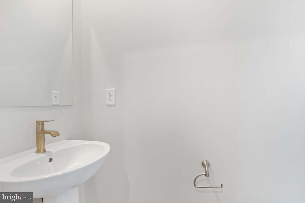 Image 15 of property listing at 252 WATERSTONE RD, Essex, MD 21221