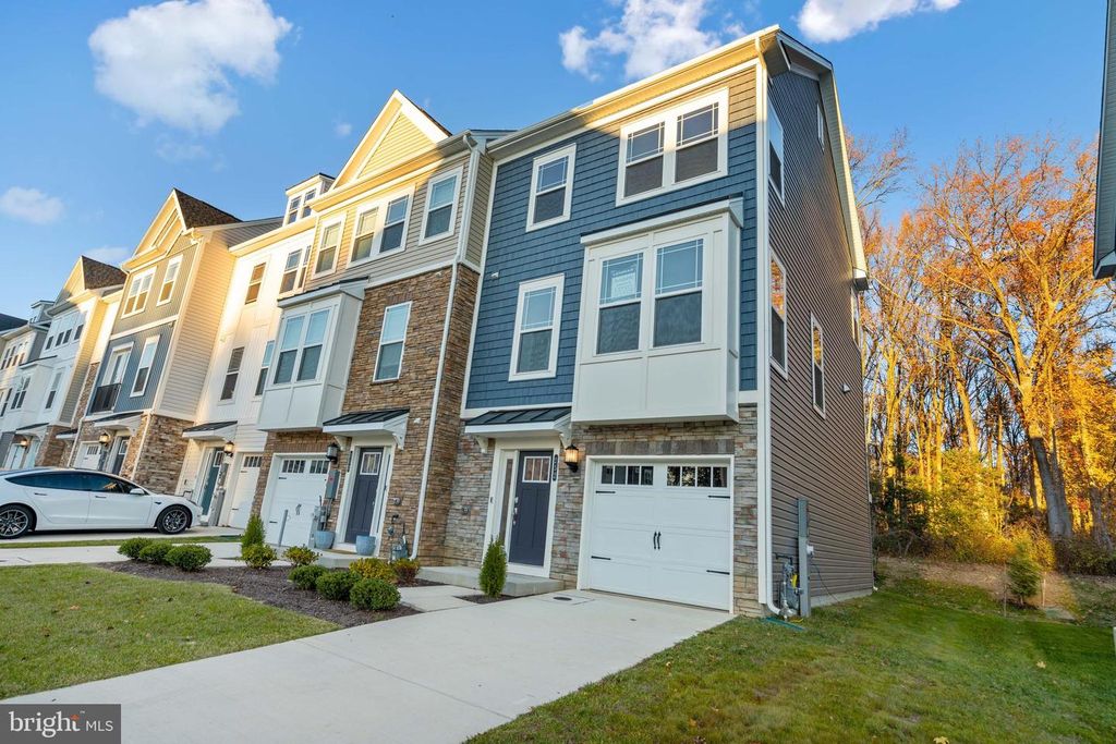 Image 3 of property listing at 252 WATERSTONE RD, Essex, MD 21221