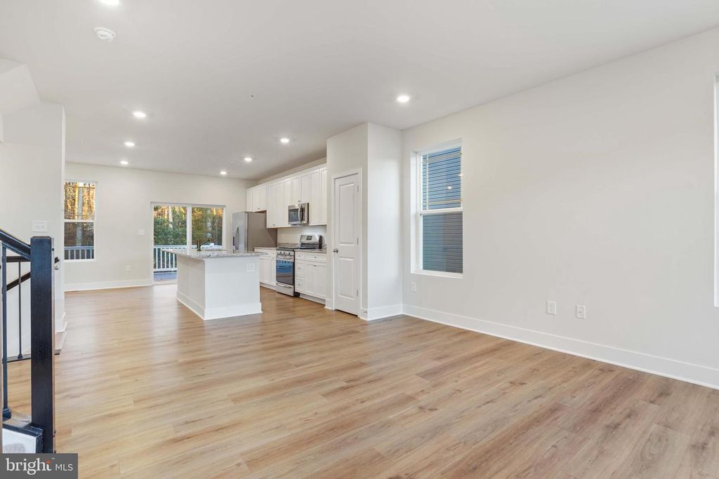 Image 5 of property listing at 252 WATERSTONE RD, Essex, MD 21221