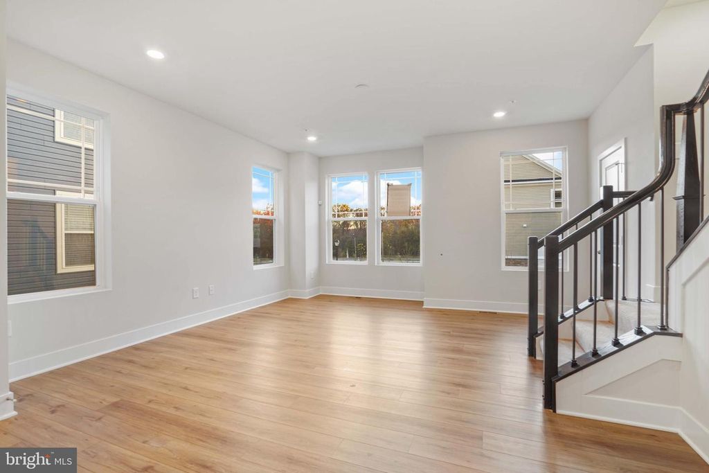 Image 7 of property listing at 252 WATERSTONE RD, Essex, MD 21221