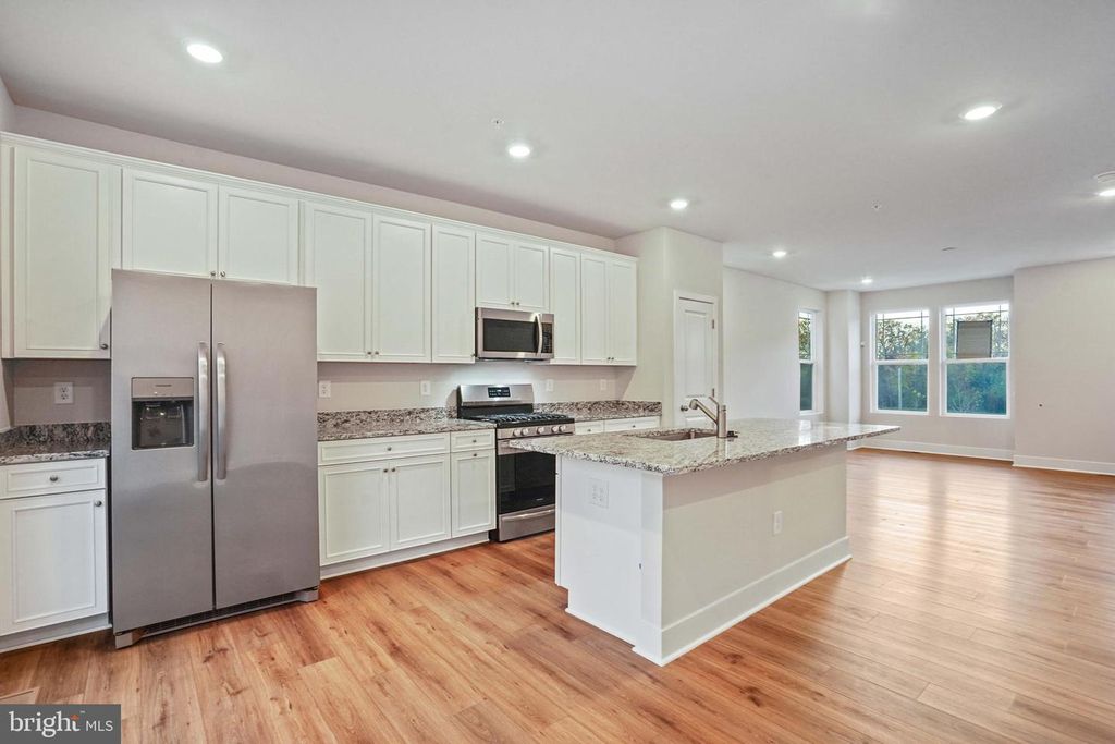 Image 9 of property listing at 252 WATERSTONE RD, Essex, MD 21221