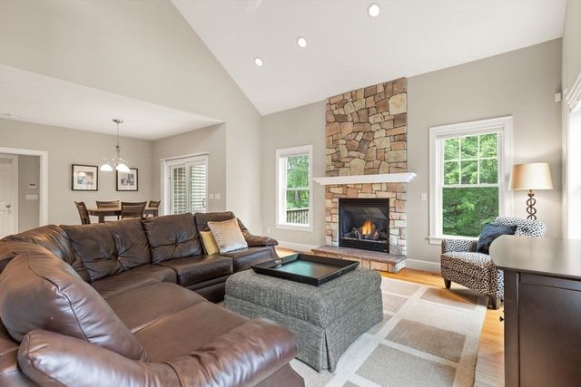 43 Winterberry Ln, Easton, MA 02356