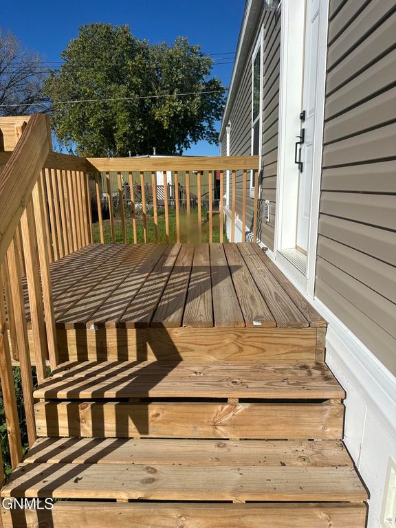 703 6th Avenue SE, Mandan, ND 58554 photo 2