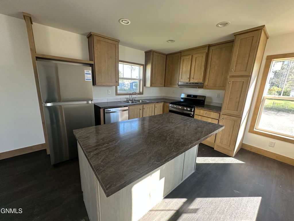 703 6th Avenue SE, Mandan, ND 58554 photo 3